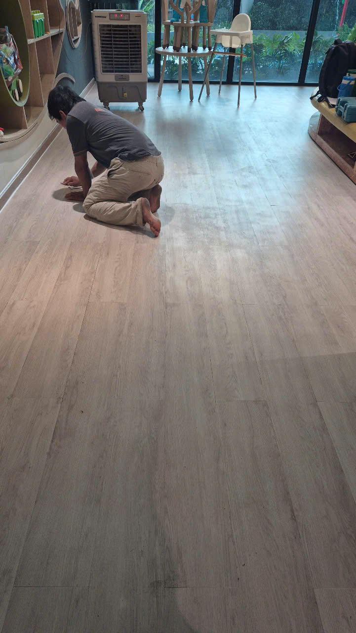 Thi công sàn nhựa vân gỗ